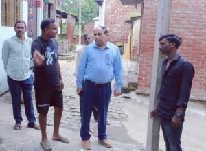 नगर पंचायत के ईओ ने वार्ड काजी अहमद नूर प्रथम में साफ सफाई का किया निरीक्षण