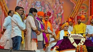 जौनपुर में श्रीराम कथा में पहुंचे गोंडा के पूर्व सांसद बोले जड़ से हटने पर पेड़ सूख जाता है