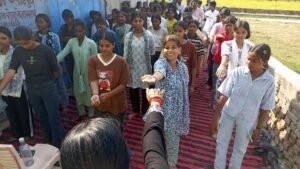 मोबाइल से दूरी पारंपरिक खेलों से जुड़ाव युवाओं ने मैदान में दिखाया दम