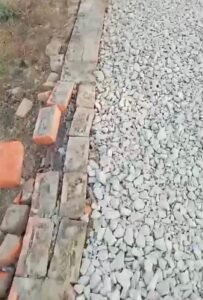 कजगांव में सीसी रोड़ बनकर तैयार भी नहीं हुआ कि उखड़ने लगा अगल बगल का ईंट