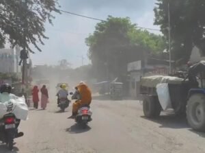 एनएच-135ए की धूल से सांस लेना दुश्वार दुकानदार परेशान