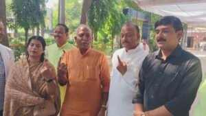 शिक्षक एमएलसी चुनाव में विद्यासागर सोनकर ने किया मतदान बोले- विपक्ष का काम आरोप लगाना